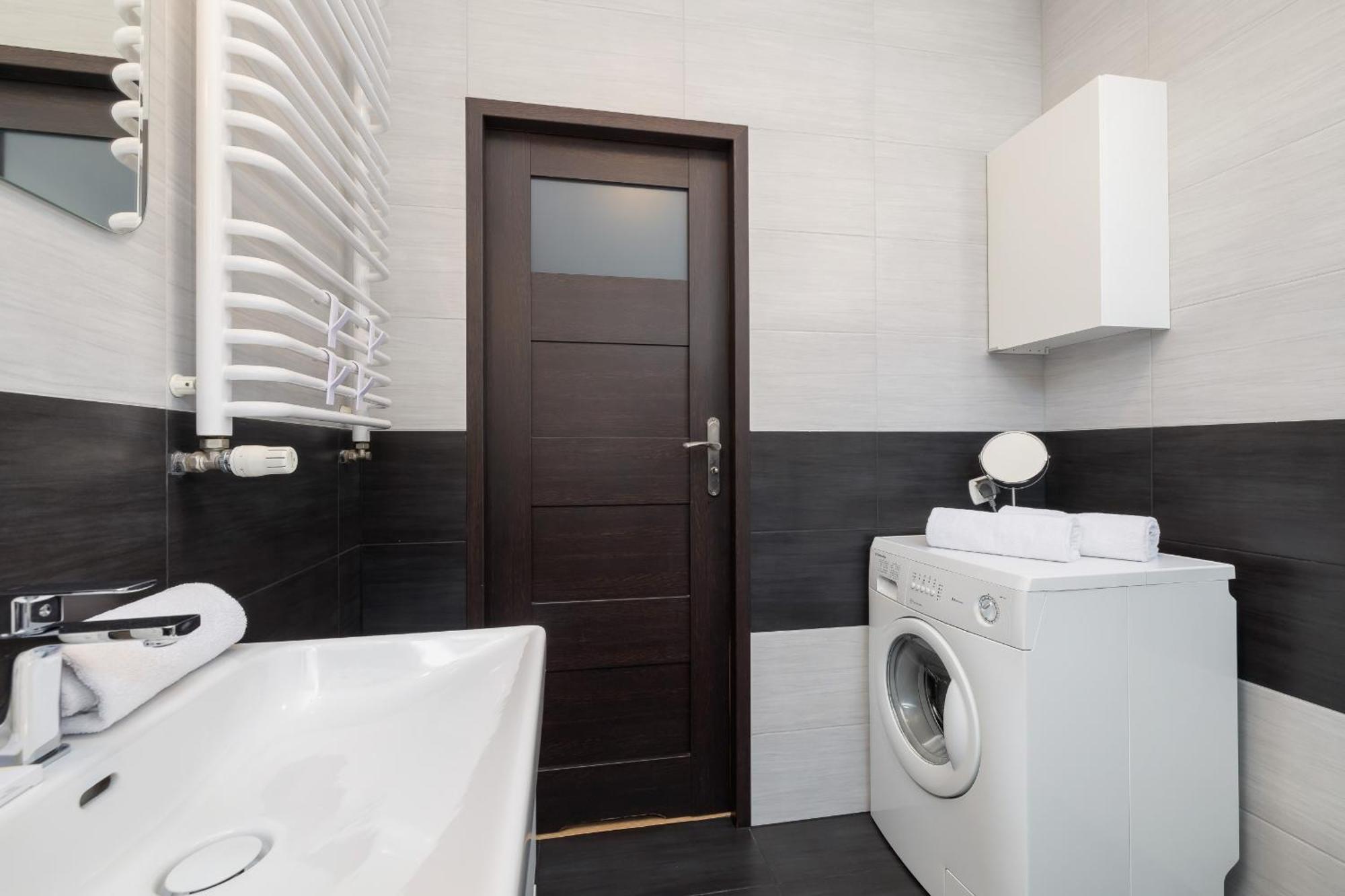 Stylish Apartment With Balcony & Parking Cracow By Noclegi Renters Cracóvia Exterior foto